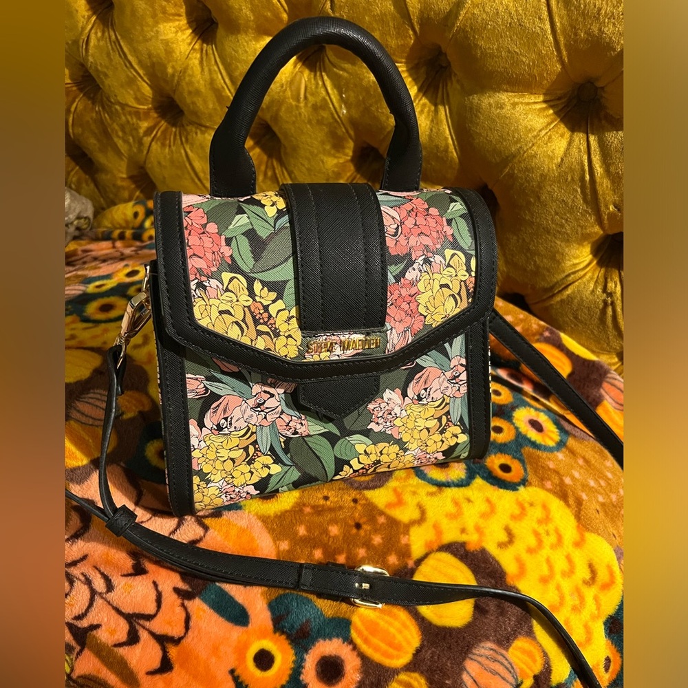 Steve Madden medium purse. Floral structured with handle